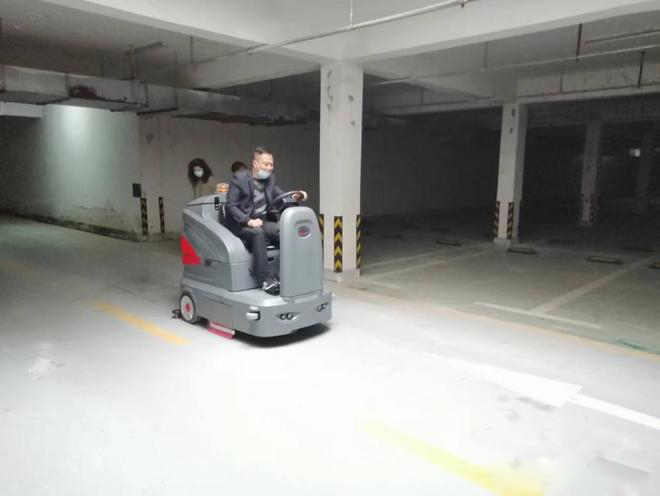 铁岭小区物业保洁不用人力改用驾驶式洗地机了